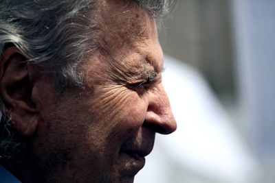 Μίκης: Πάντοτε δημοτικός. Για πάντα ένας θεός του λαού.